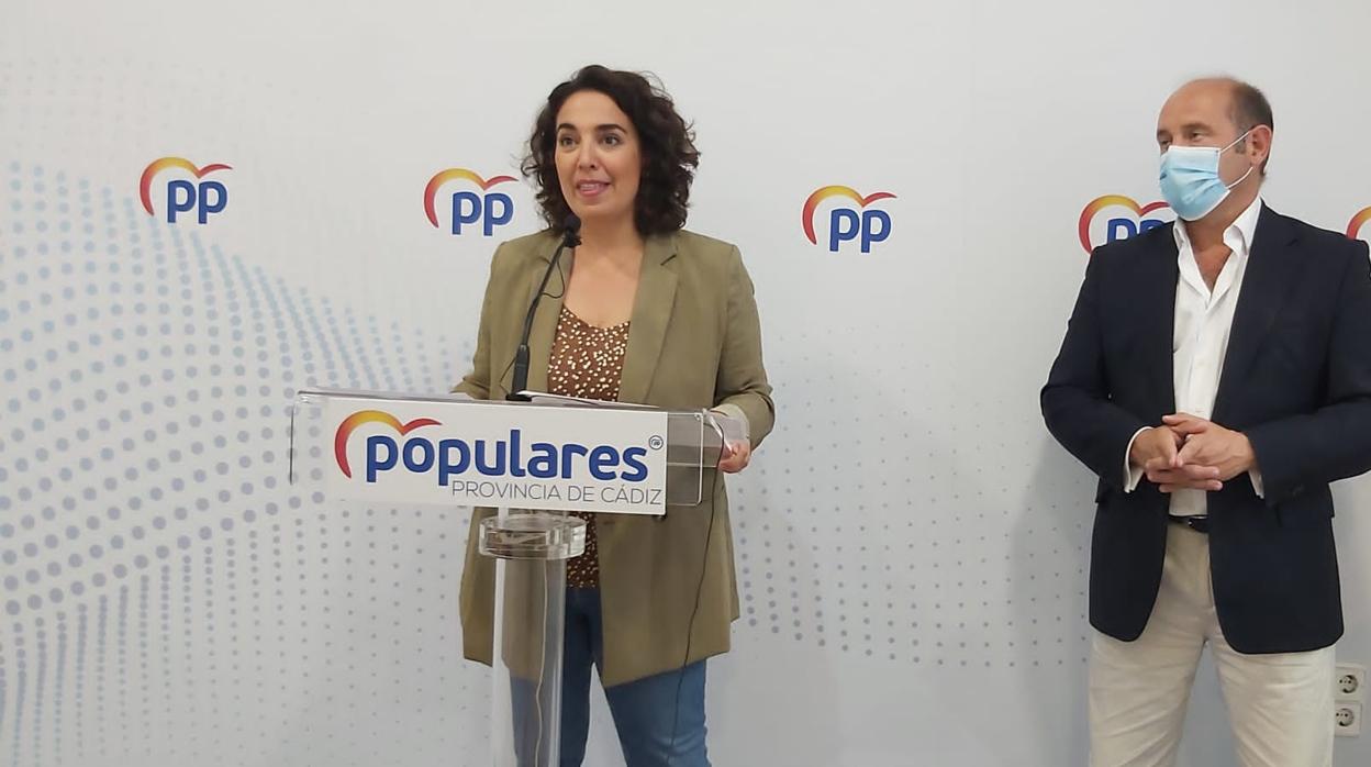 La portavoz del PP en la provincia, Carmen Sánchez, junto con el concejal popular de Cádiz, Juancho Ortiz.