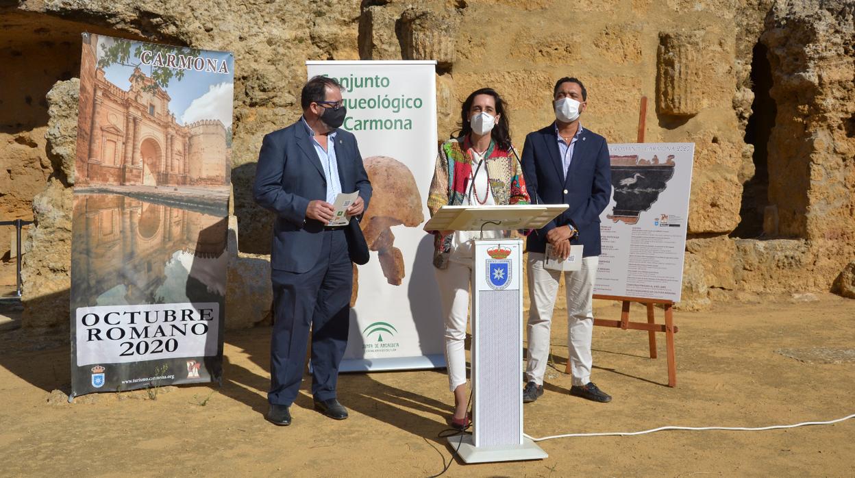 El alcalde de Carmona y la delegada territorial de Fomento, Cultura y Patrimonio Histórico de la Junta en Sevilla