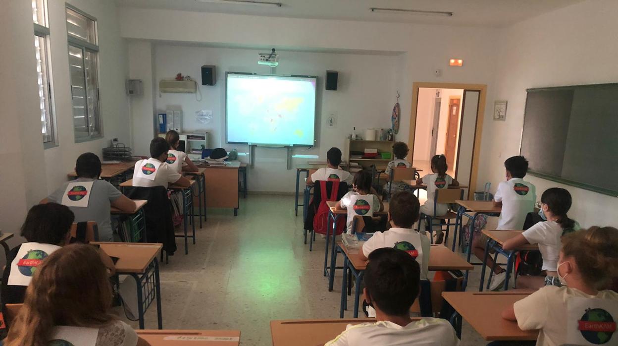 Alumnos de sexto de Primaria del CEIP Nuestra Señora del Carmen, de Torre de la Reina al inicio de la experiencia