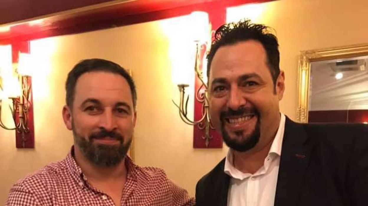 El edil con el líder nacional del partido en una foto que aparecía en las redes sociales del Partido