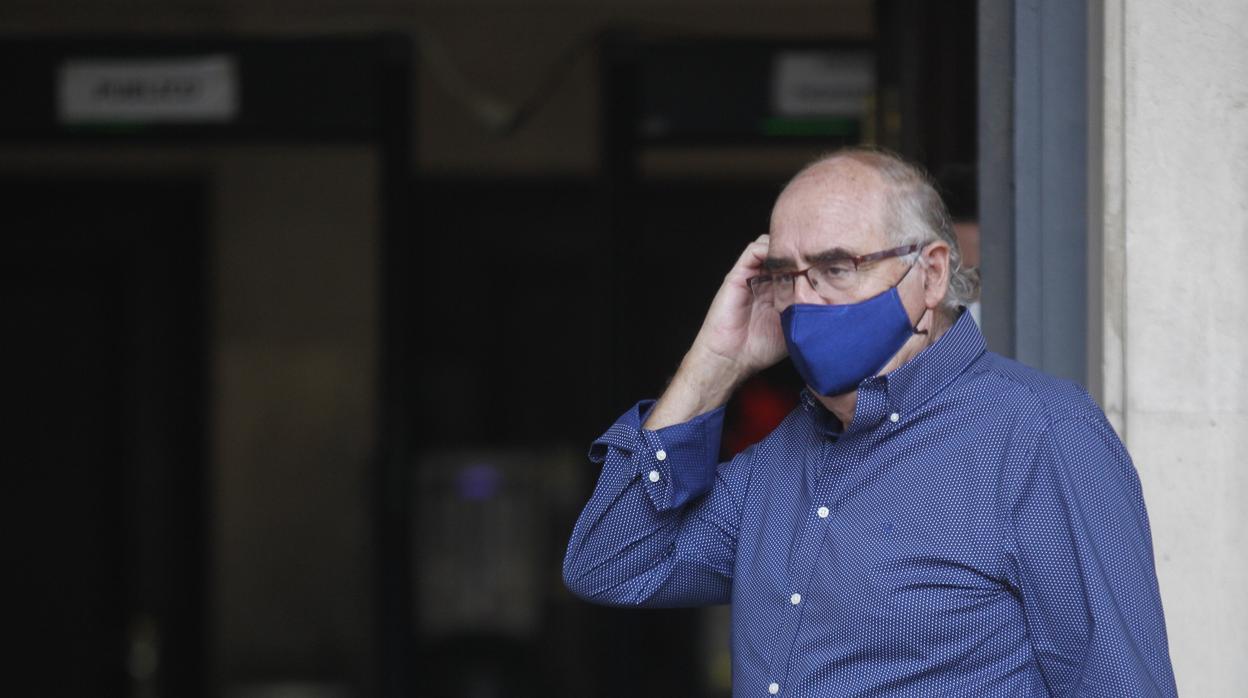 El exalcalde de Almadén de la Plata José Luis Vidal, en la puerta de la Audiencia