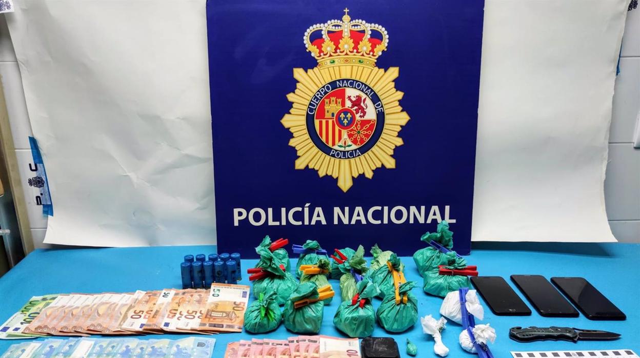 Ingresan en prisión dos detenidos por vender cocaína en una vivienda en El Puerto