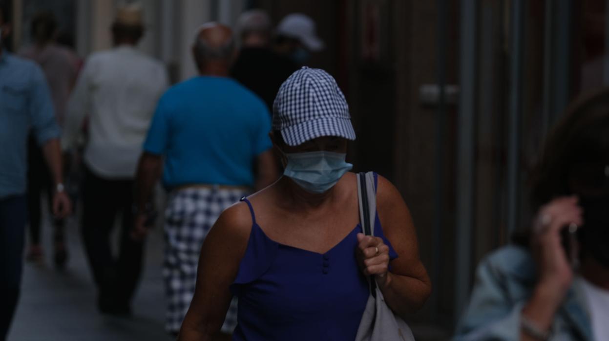 Una mujer con mascarrilla por el centro de Cádiz capital.