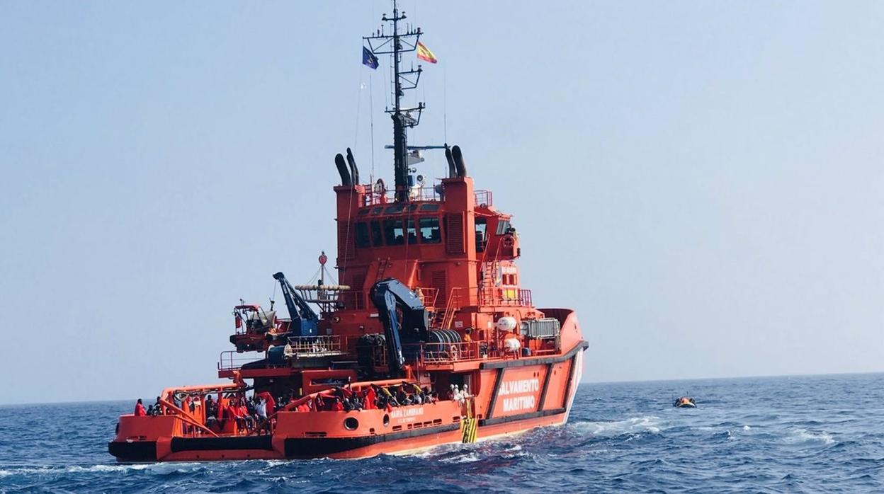 Encuentran el cadáver de un inmigrante flotando en el Estrecho y a seis personas a bordo de una patera