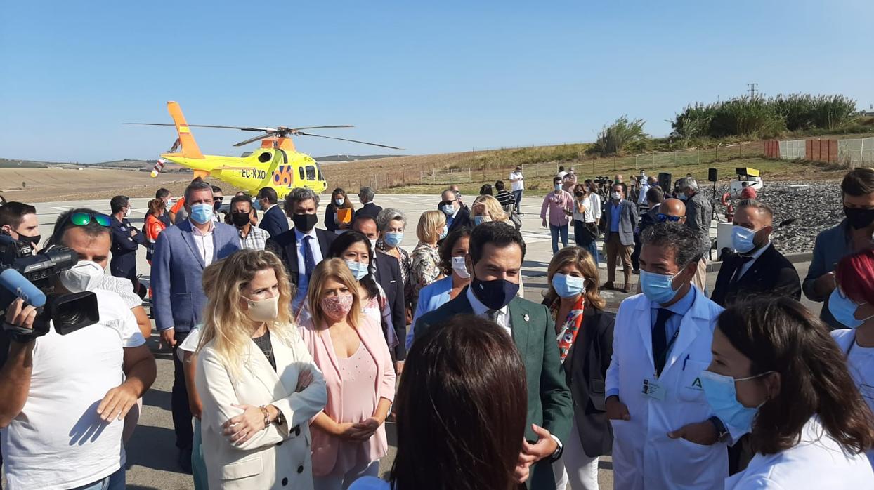 El presidente de la Junta visita al helipuerto del hospital de Jerez de la Frontera