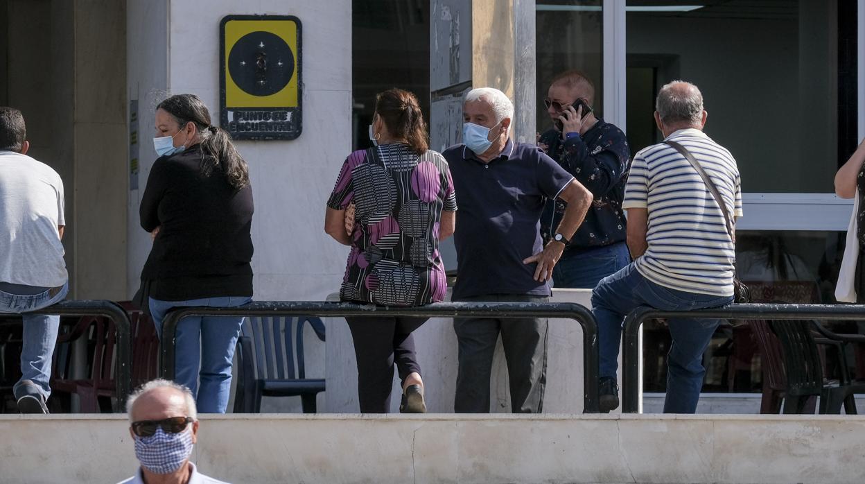 Personas con mascarilla en la entrada del Hospital Puerta del Mar, en Cádiz.