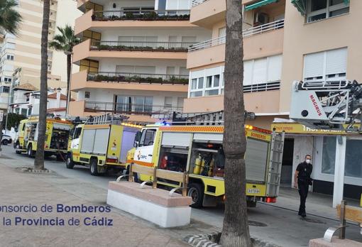 Aparatoso incendio en los bajos de un edificio del Paseo Marítimo de Cádiz