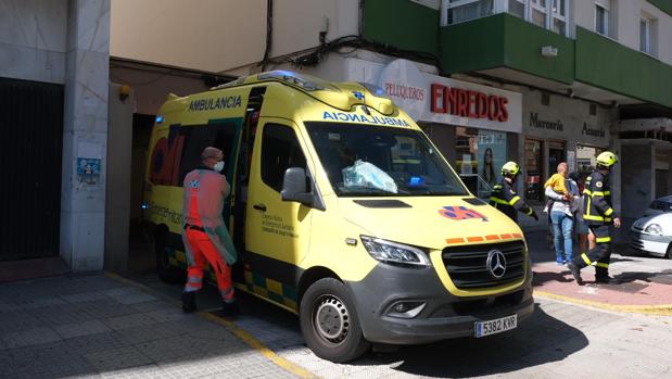 Accidente en la avenida de Cádiz: Una conductora queda atrapada con la puerta de un parking