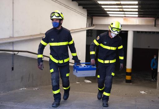 Bomberos tras la intervención.