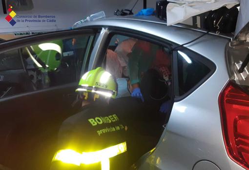 Accidente en la avenida de Cádiz: Una conductora queda atrapada con la puerta de un parking