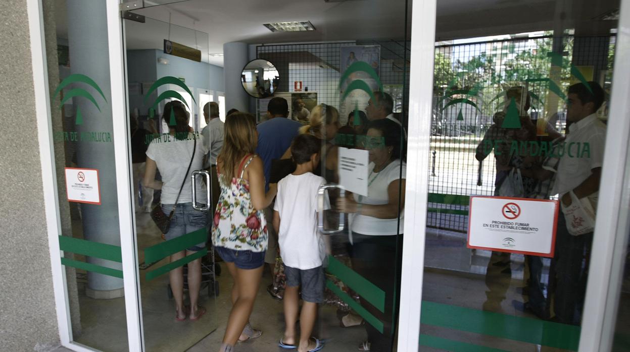 Entrada a un centro de salud de Cädiz capital, en una imagen de archivo.