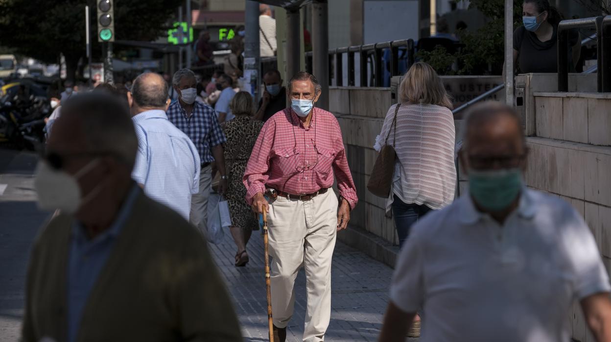 Un anciano avanza con mascarilla por la avenida de Cádiz.