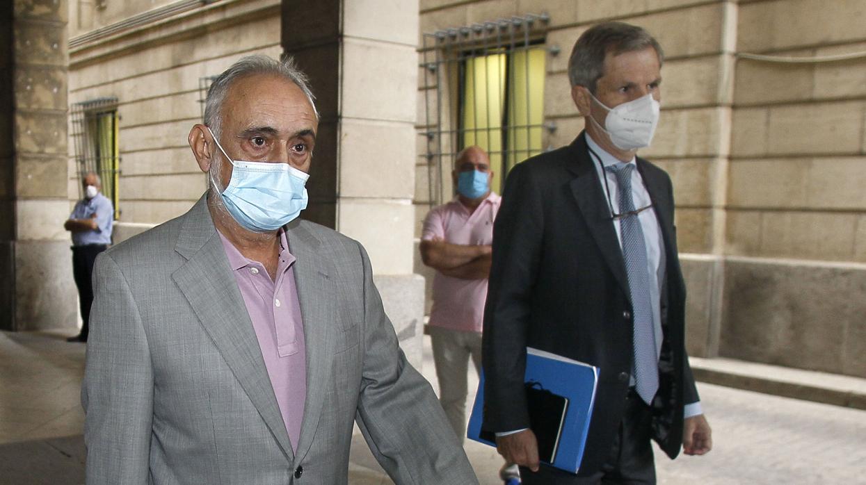 Fernando Villén (izquierda), llegando a los juzgados de Sevilla.