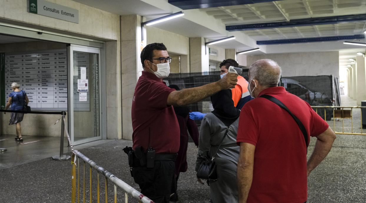 Controles de temperatura en los accesos al hospital Puerta del Mar de Cádiz ante el aumento de casos