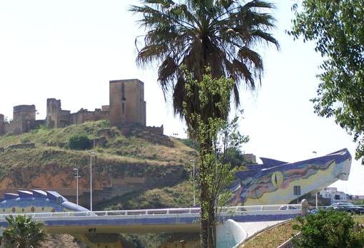 Puente del Dragón con el castillo al fondo