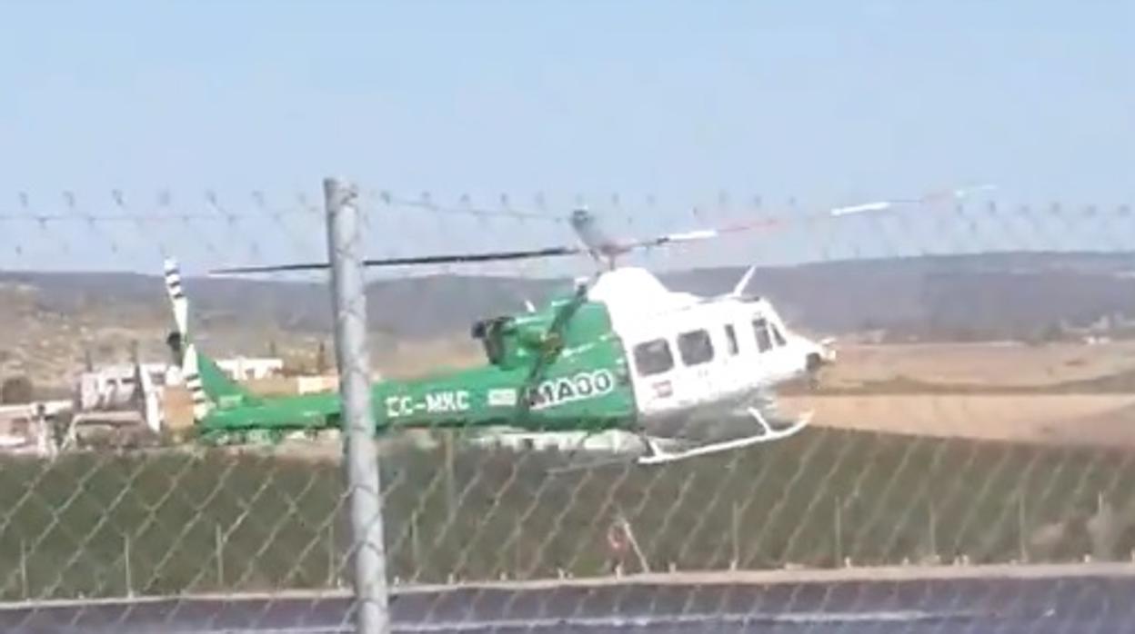 Un helicóptero toma agua de una balsa