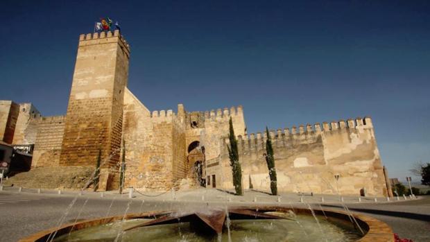 Obras de mantenimiento y reparación en las cubiertas del Alcázar de la Puerta de Sevilla de Carmona