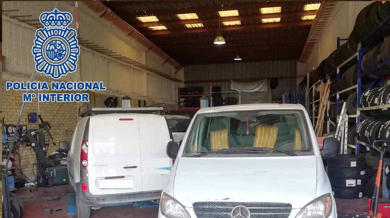 Detenidas tres personas en Algeciras por estafa a sus clientes en un taller de vehículos clandestino