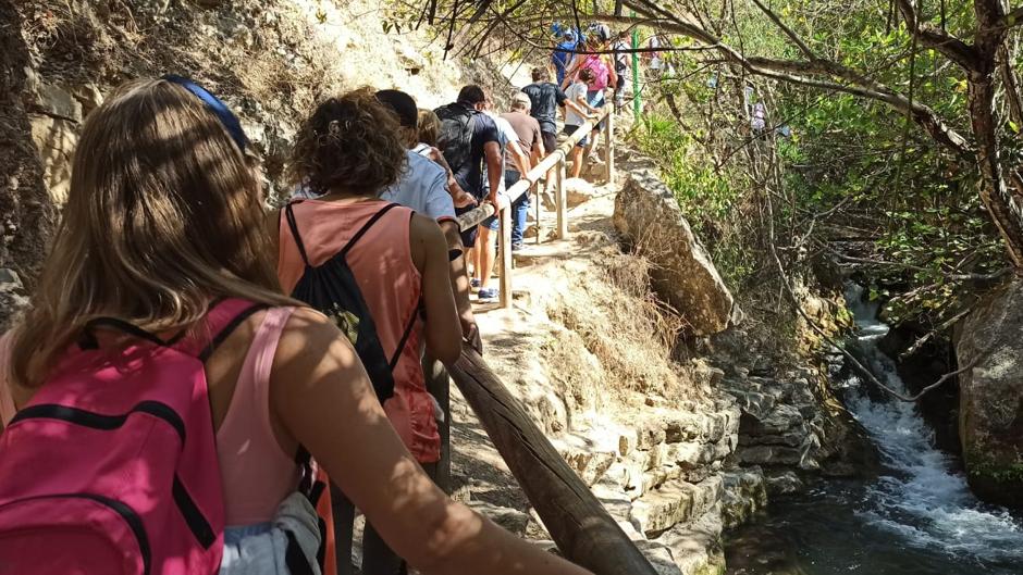 El puente y el buen tiempo provocan un colapso turístico en la Sierra de Cádiz