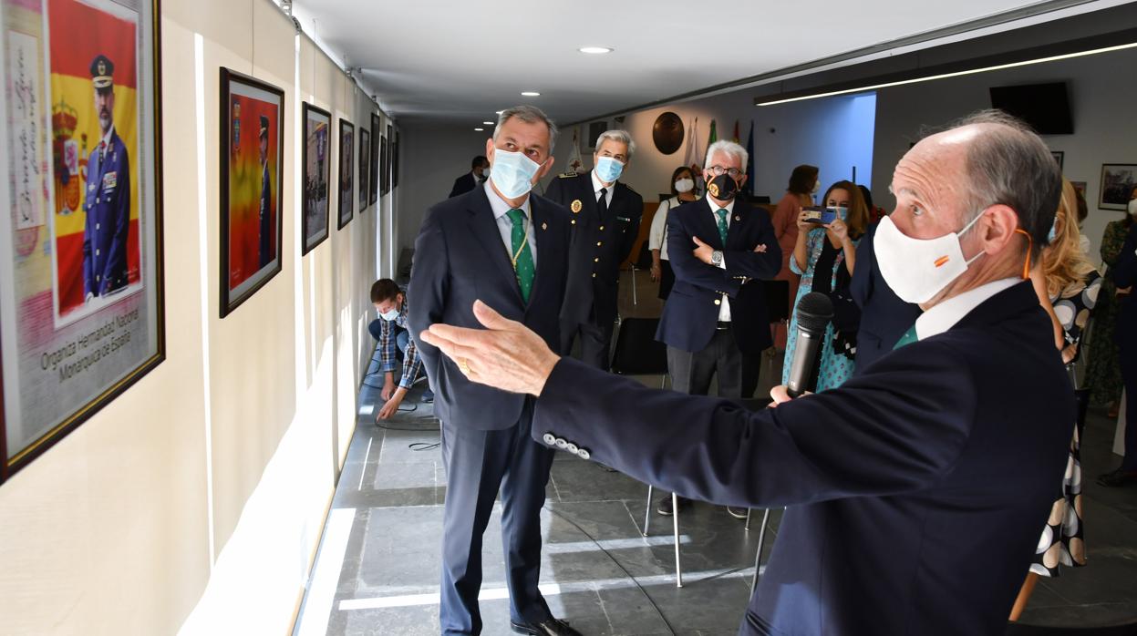 El alcalde José Luis Sanz, en el centro, durante la inauguración de la exposición