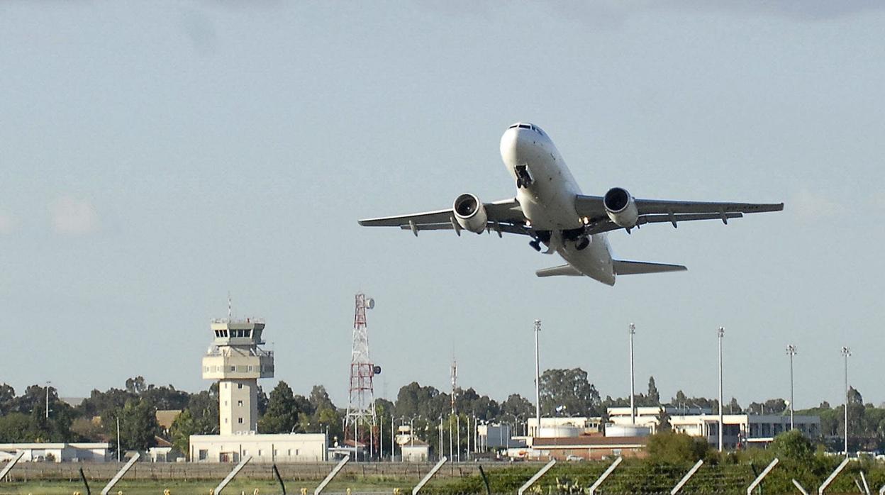 Un avión despega desde el aeropuerto jerezano de La Parra, en la provincia de Cádiz..