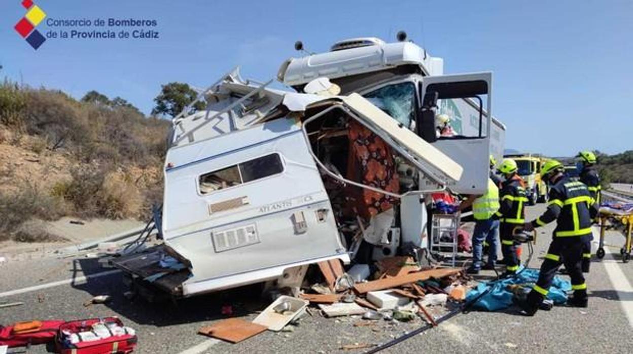 Así quedó la autocaravana tras el choque con el camión.