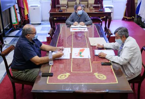 El presidente de la asociación de vecinos de Segunda Aguada, Antonio Peinado, presenta al equipo de Gobierno el plan.