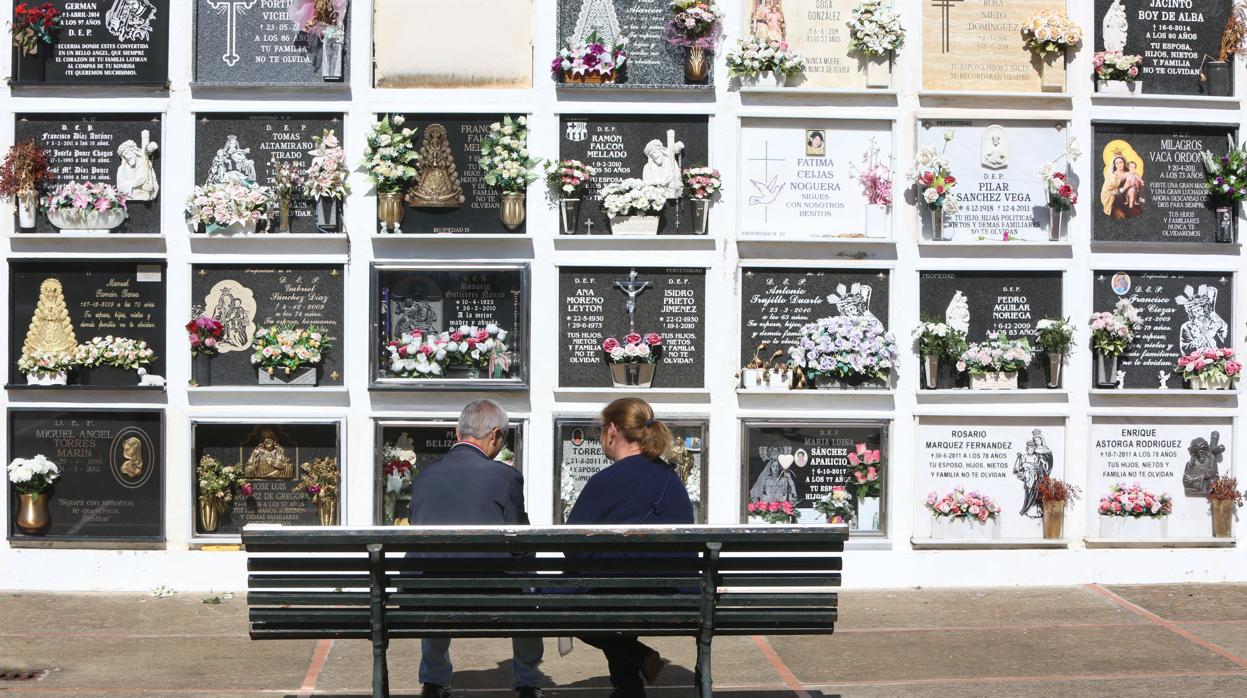 Dos familiares en el cementerio de Puerto Real, el 1 de noviembre del pasado año.