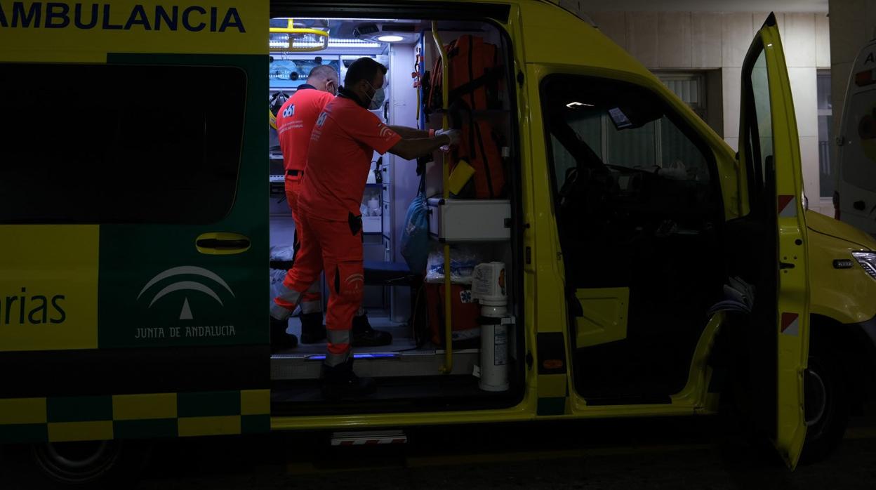 Ambulancia llegando al hospital Puerta del Mar de Cádiz.