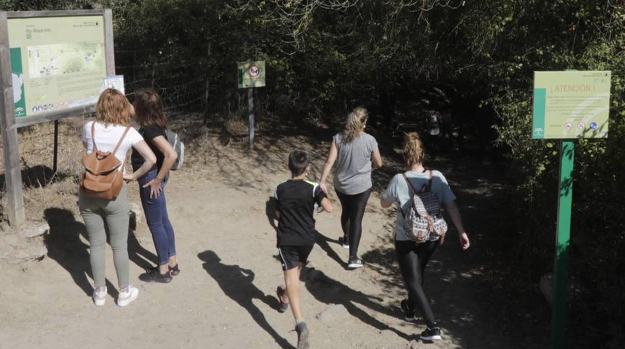 Decenas de personas acudieron al Rio Majaceite de El Bosque.