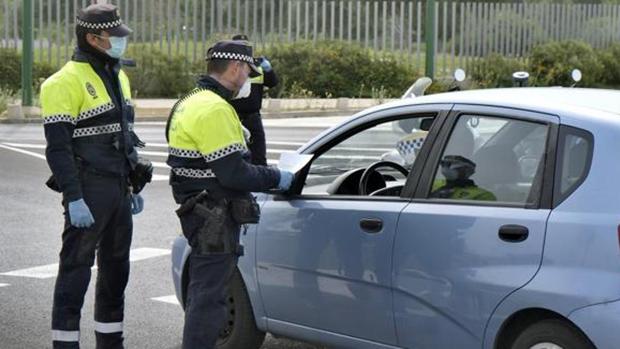 Ayuntamientos sevillanos tiran de vigilantes privados para sustituir a policías locales