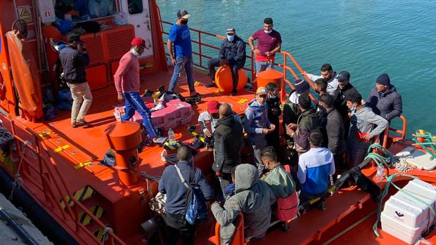 Dos pateras con 62 inmigrantes llegan a las costas de Cádiz