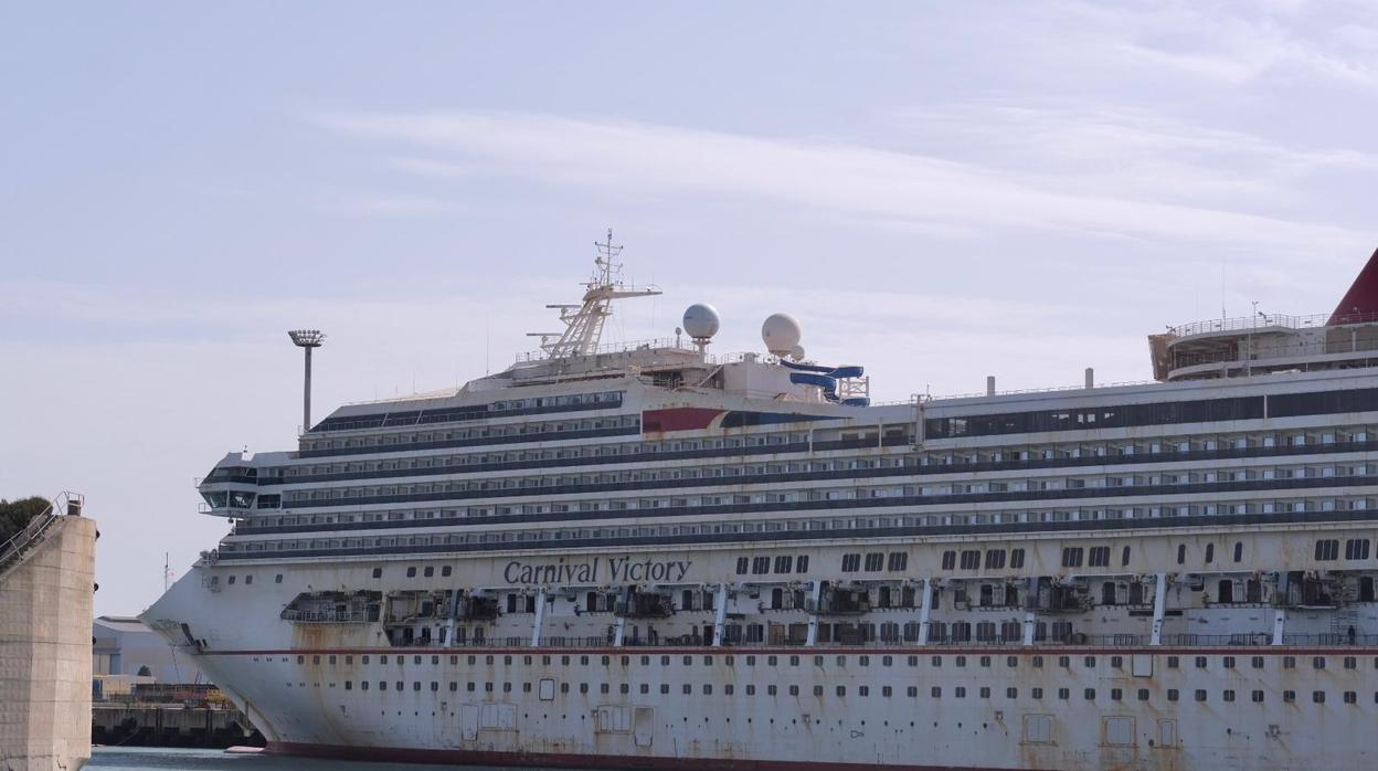 Aspecto que presenta el crucero, atracado en el muelle de servidumbre del astillero de Puerto Real desde el pasado marzo