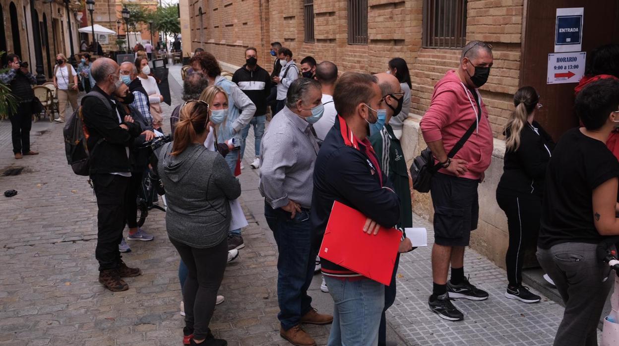 Colas en la puerta trasera del Palacio de Congresos, donde Emasa ha habilitado una oficina de atención al público.