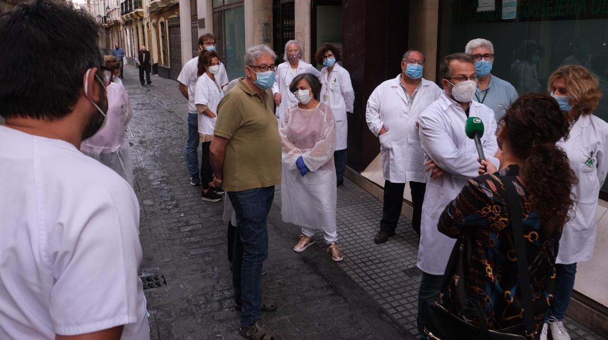 Concentración en la entrada al centro de salud de Mentidero.