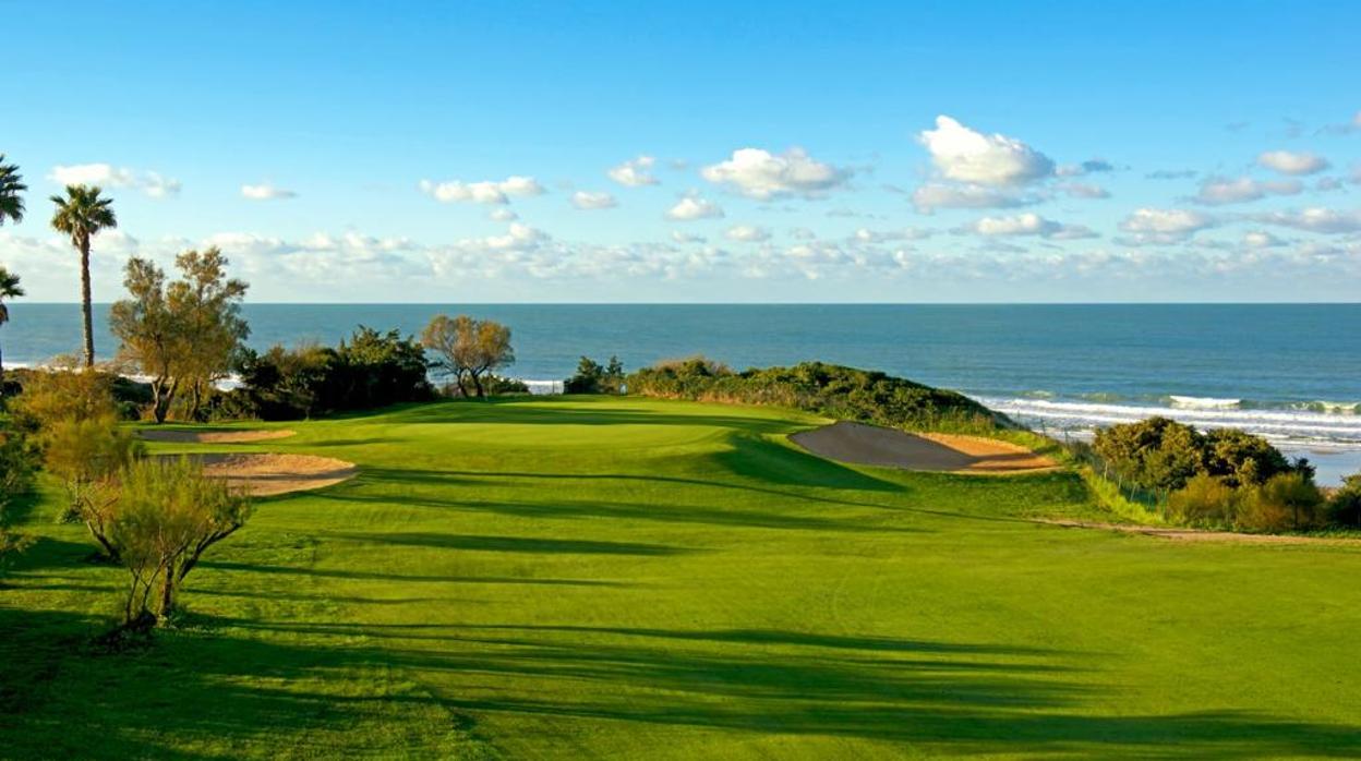 Uno de los hoyos emblemáticos del Real Club de Golf Novo Sancti Petri.