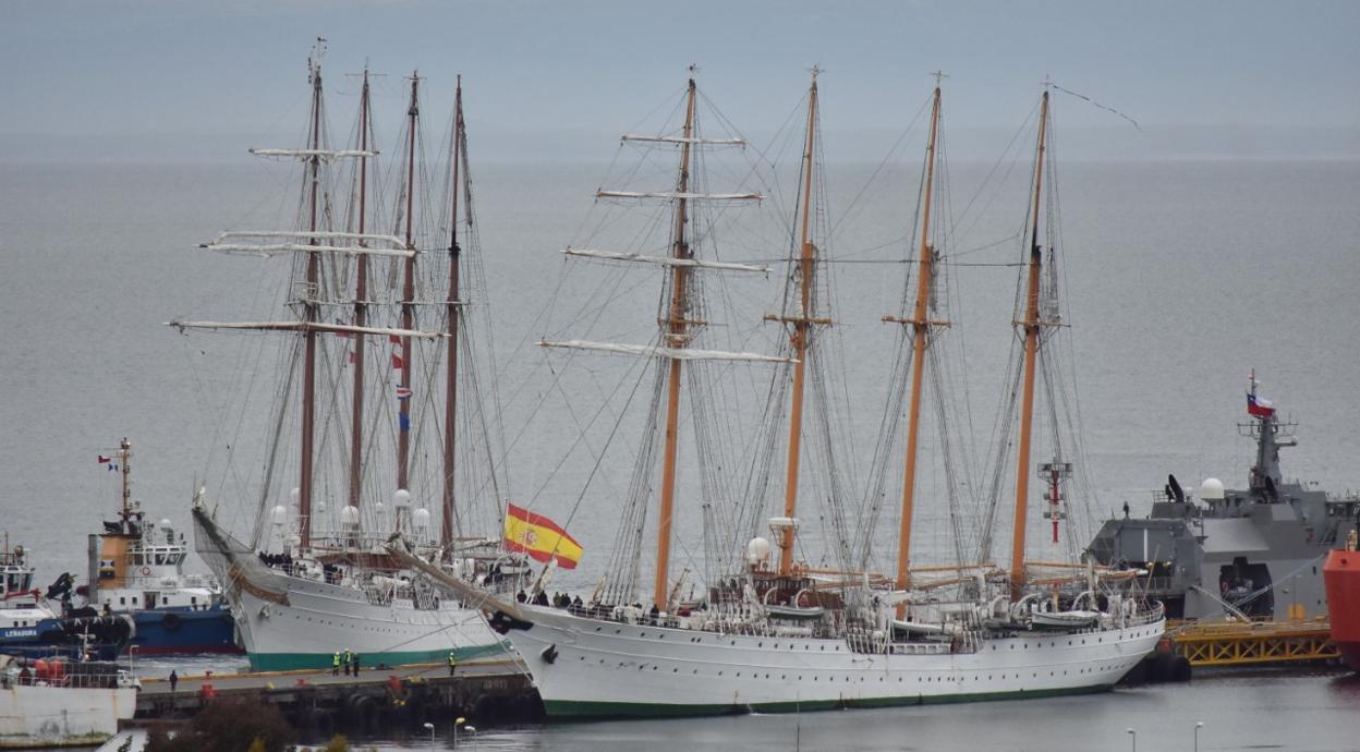 Los buques escuela Elcano y Esmeralda atracados en Punta Arenas.