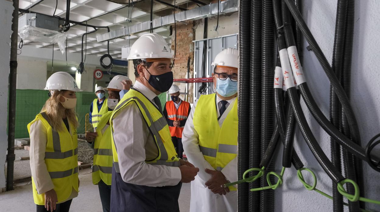 El presidente de la Junta de Andalucía, Juanma Moreno, visitando las obras del Puerta del Mar.