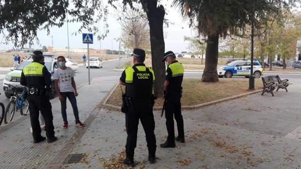 La Policía de Los Palacios controla el aislamiento domiciliario de quienes han dado positivo