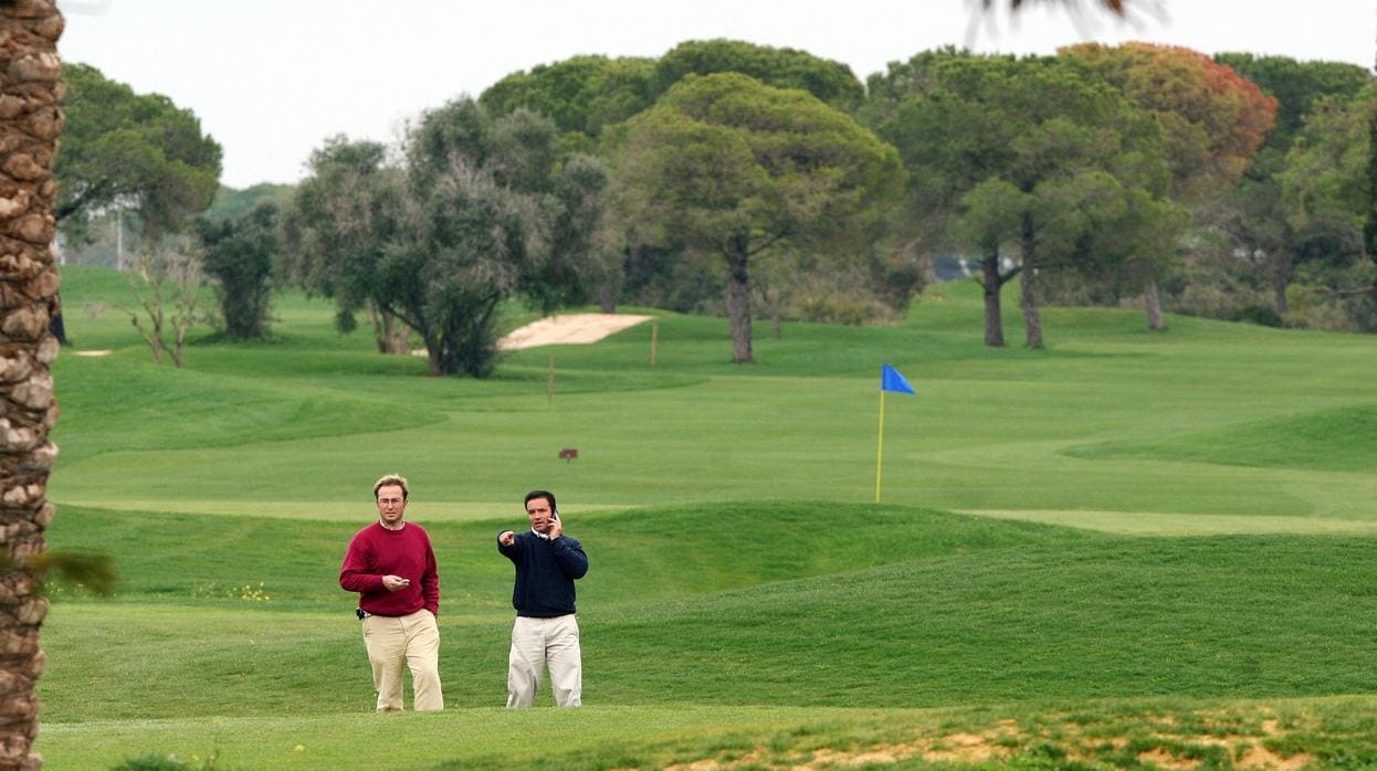 Dos jugadores, en un campo de golf de la provincia de Cádiz.