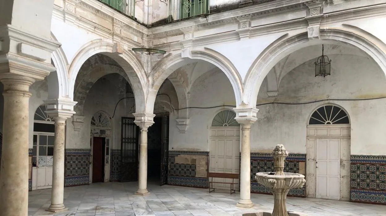 Patio del edificio del hospital San Juan de Dios con el azulejo tipo sevillano