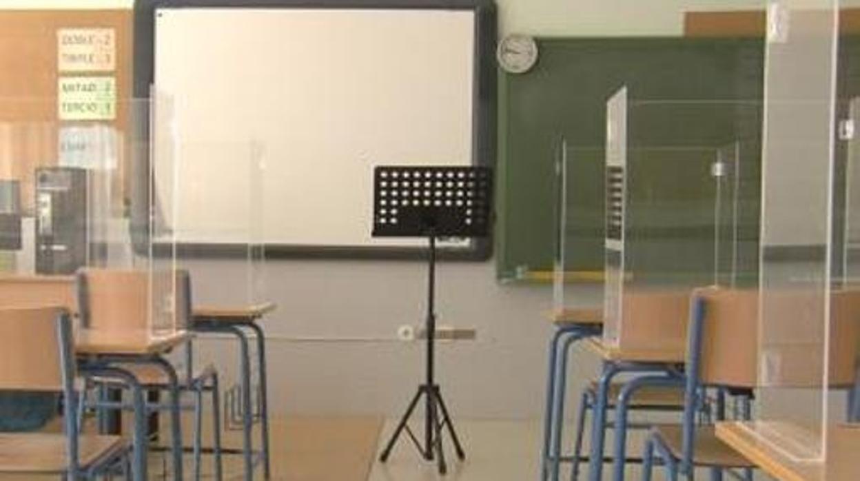 Mamparas de metacrilato de 60 euros usadas en el colegio de El Rubio