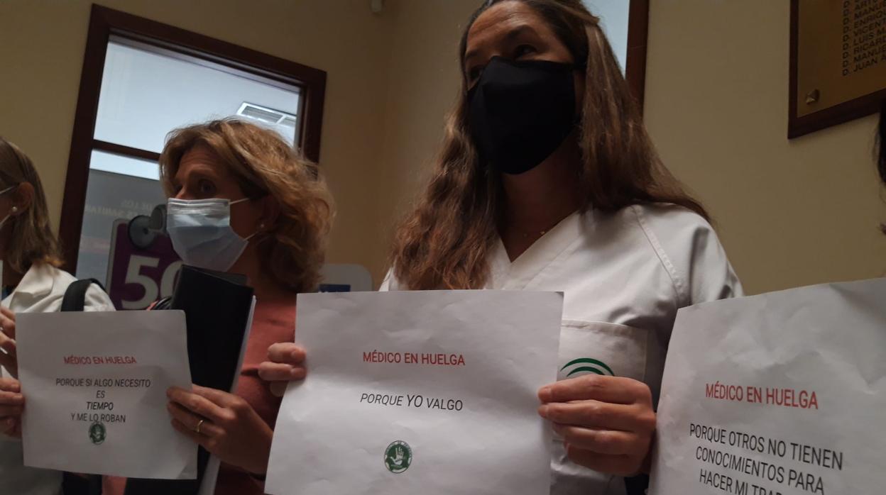 Protestas de los médicos en la sede del Colegio de Médicos en Cádiz