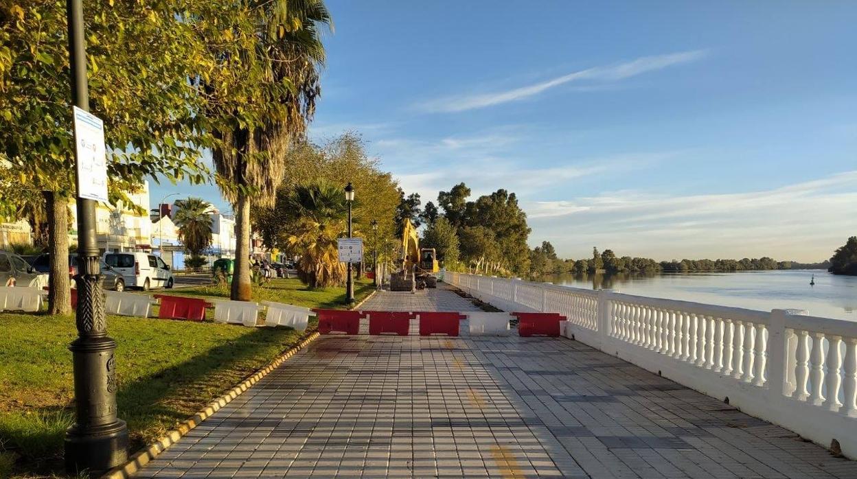 Una máquina retroexcavadora en la parte del paseo fluvial donde se acometen las obras