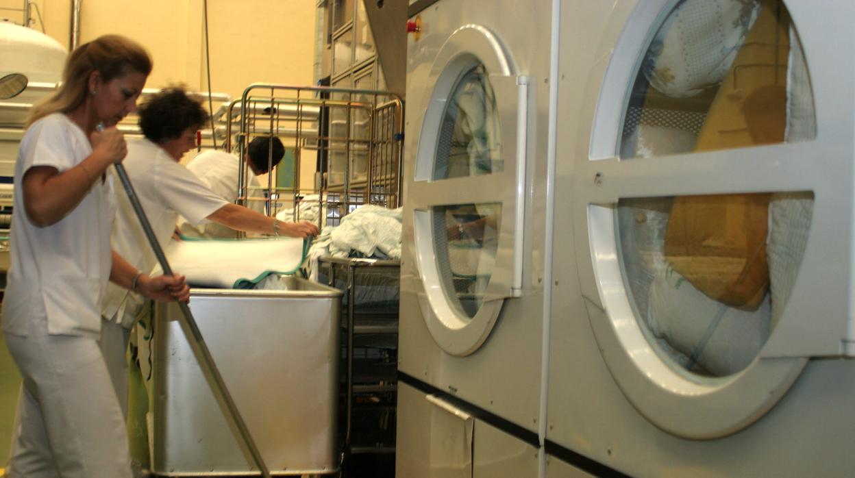 Varios trabajadores de la lavandería del Puerta del Mar de Cádiz.