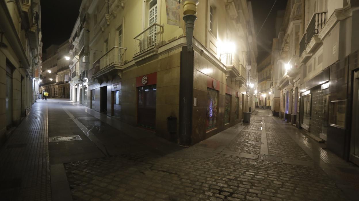 Calles desiertas durante el toque de queda en Cádiz