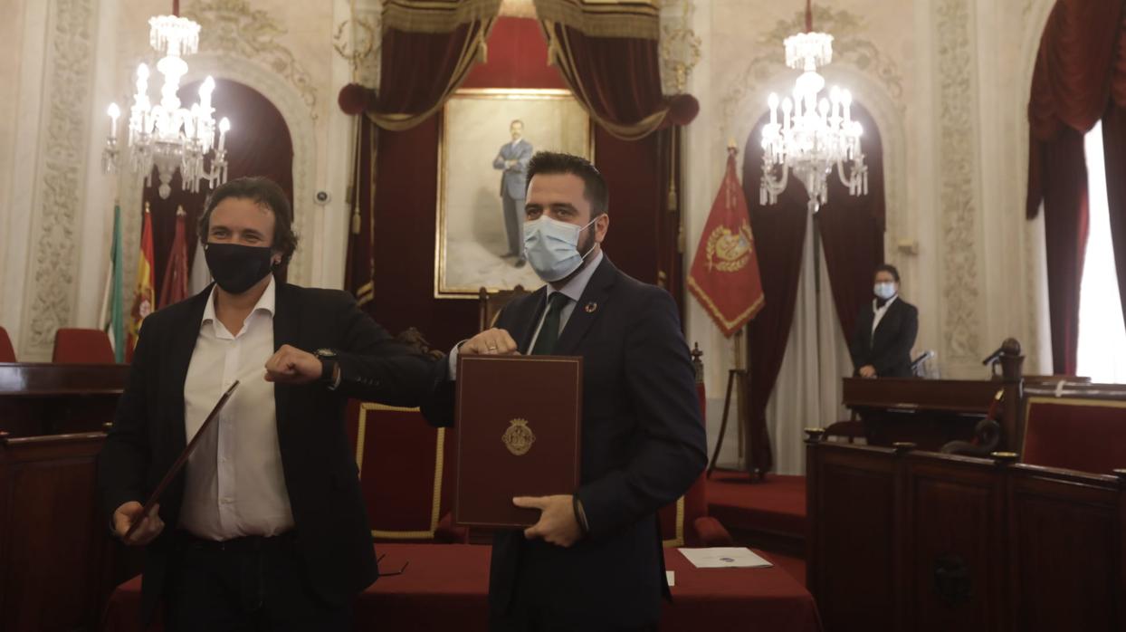 Kichi y Fran González, tras la firma del convenio en el Ayuntamiento.