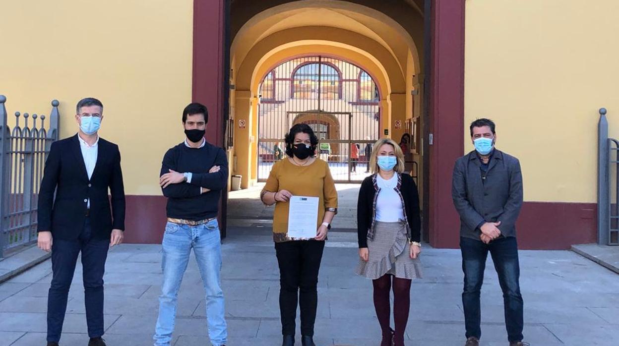 Los representantes del PP en el interior de la sede de la Diputación de Sevilla