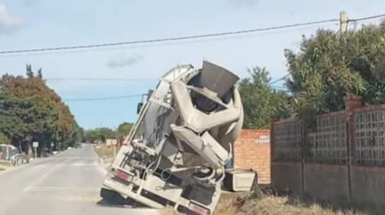 Una hormigonera quedó atrapada en el arcén en la Carretera del Marquesado