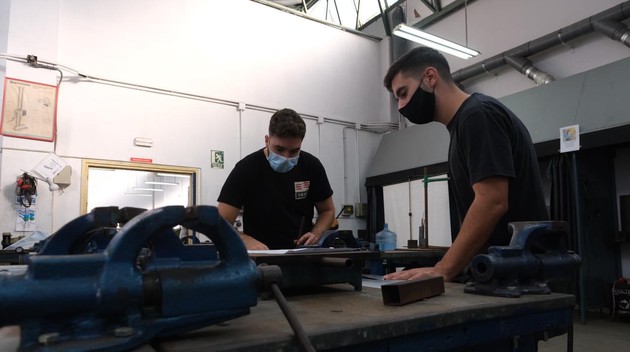 Varios alumnos realizan ejercicios prácticos en uno de los talleres de FP del IES Fernando Aguilar.